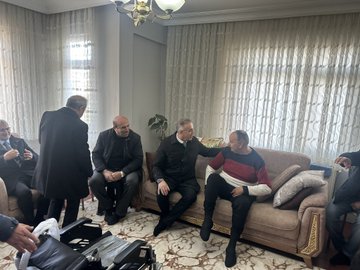 Sezgin Aydın kardeşimize söz verdiğimiz tekerlekli sandalyeyi bugün kendisine hediye ettik.