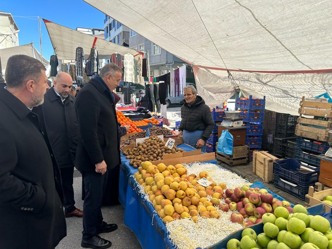 pazarcı esnafımız ve alışveriş yapan vatandaşlarımızla bir aradayız.