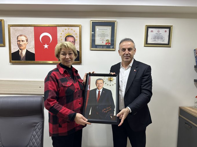 Şerifali Mahalle Muhtarımız Güler Temiz'e Cumhurbaşkanımızın İmzalı Resmini Teslim Ettik!